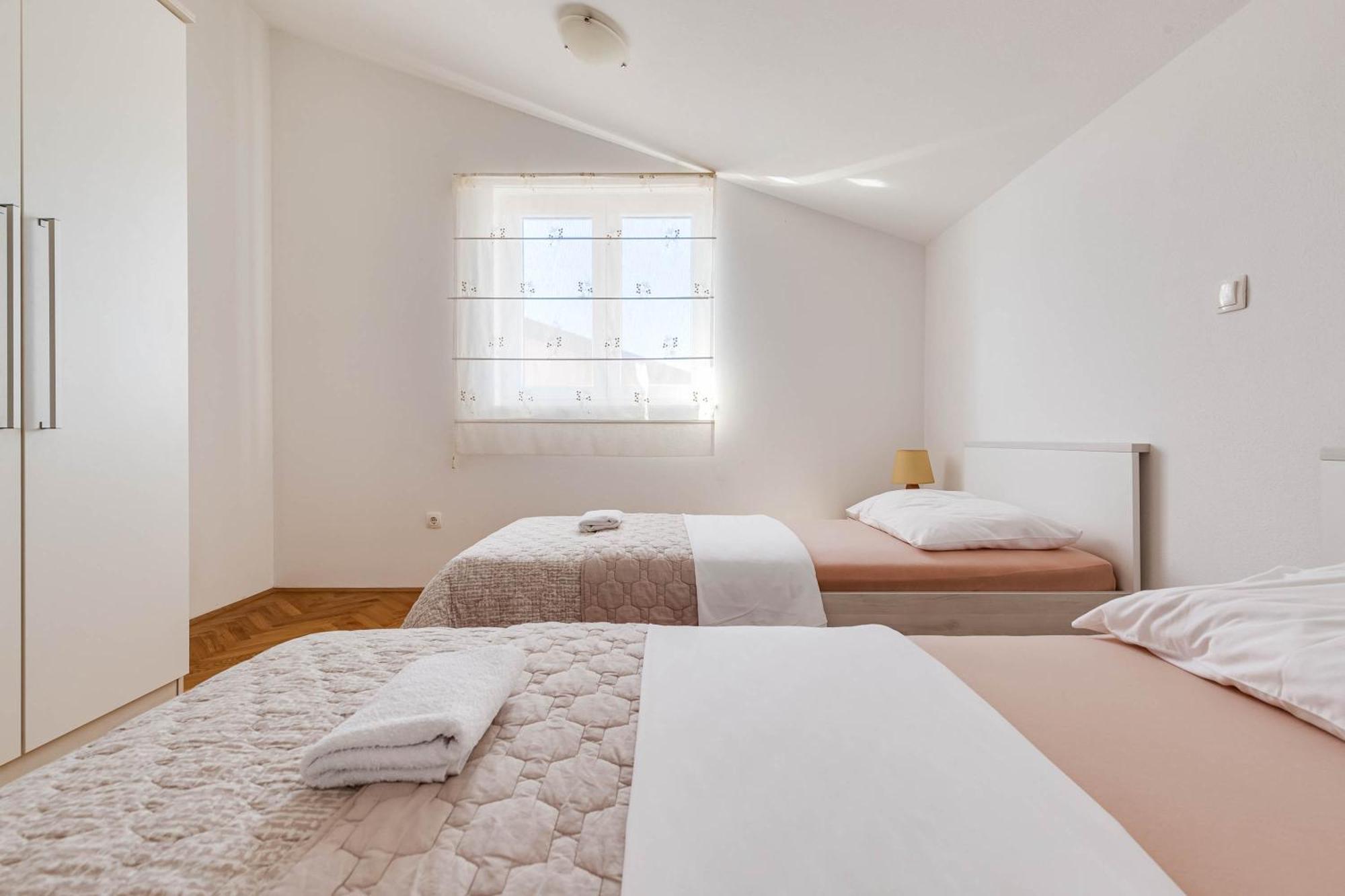 Apartmani Pocrnic Pakoštane Exteriör bild