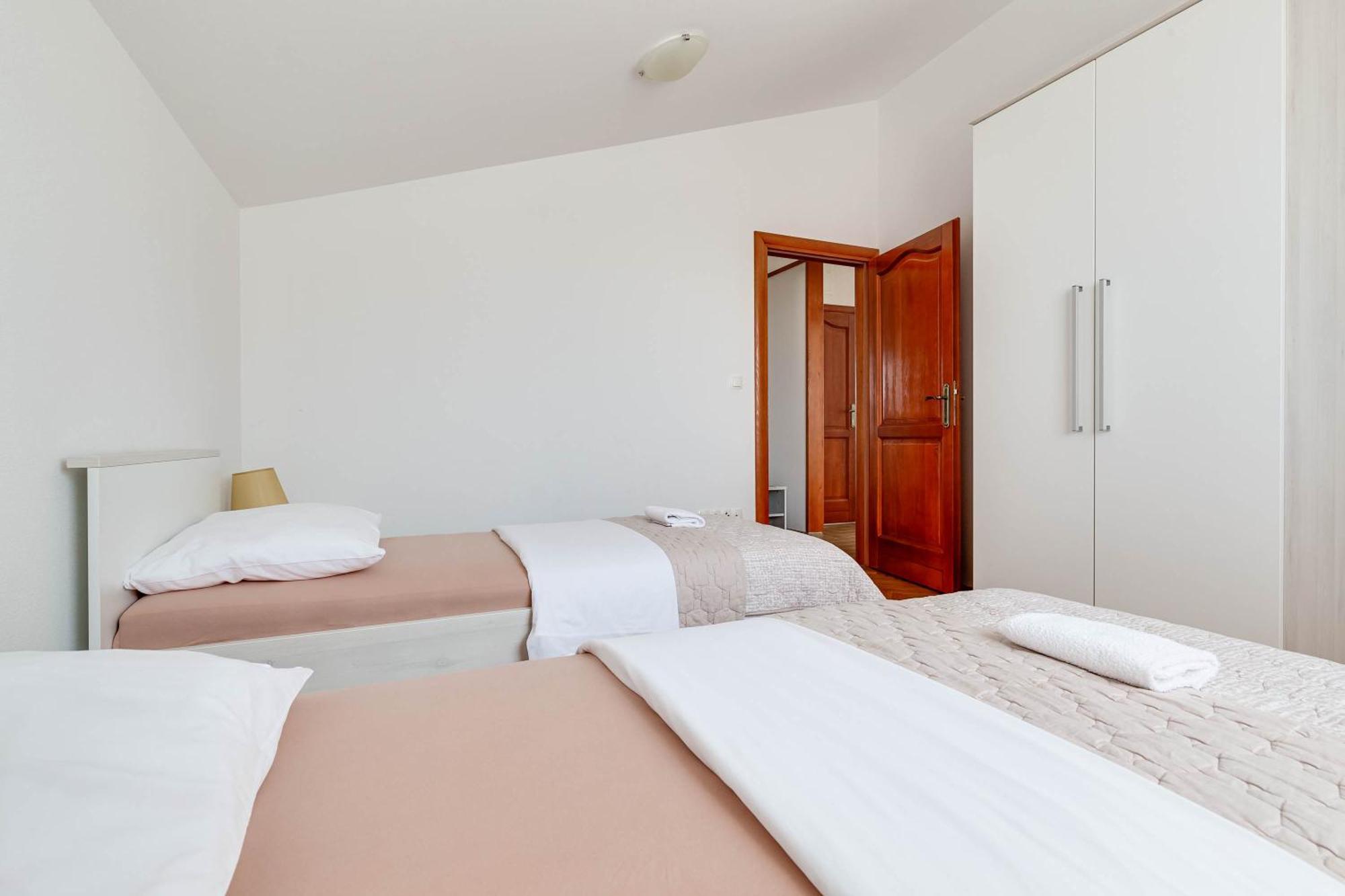 Apartmani Pocrnic Pakoštane Exteriör bild
