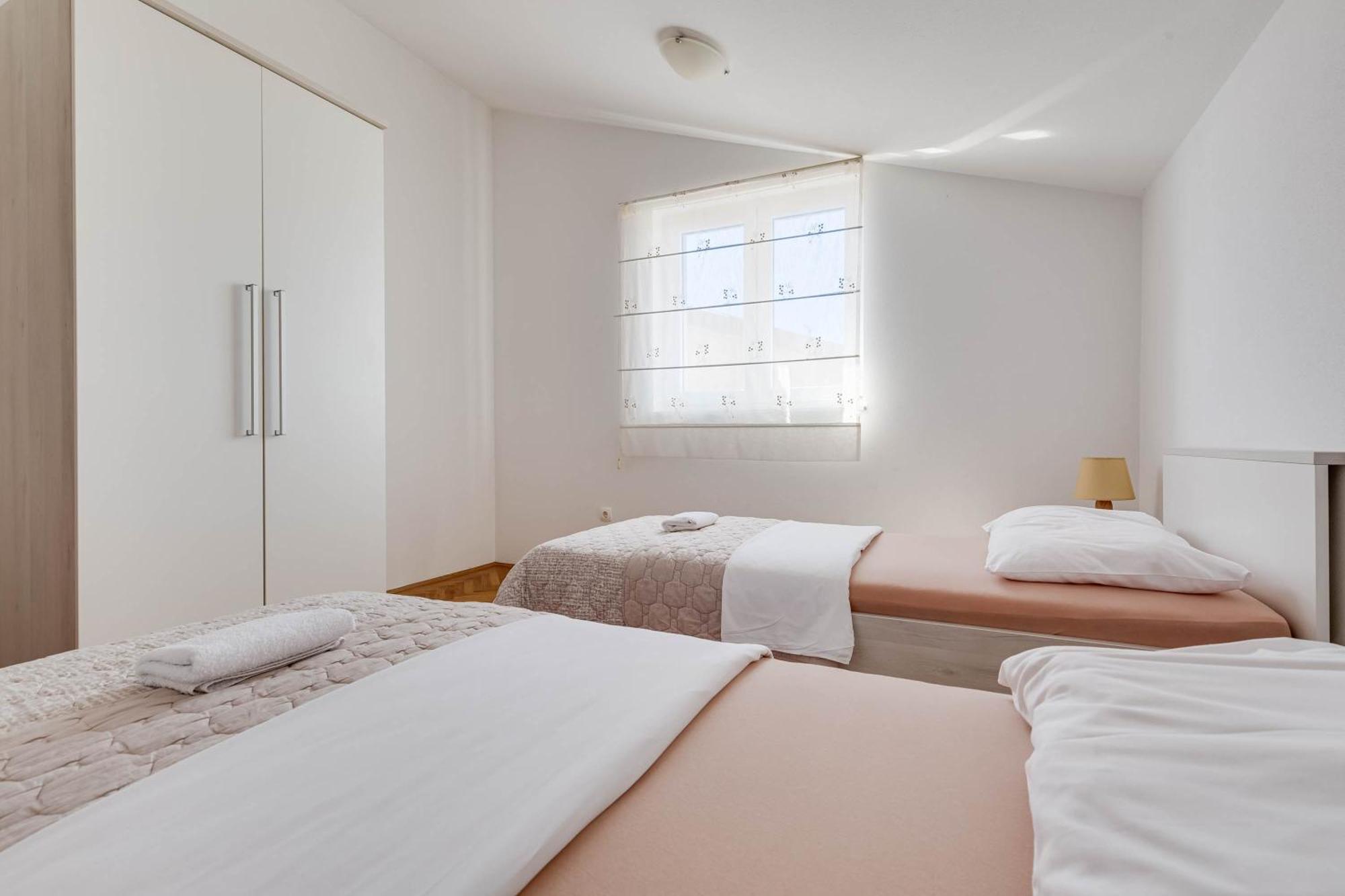 Apartmani Pocrnic Pakoštane Exteriör bild